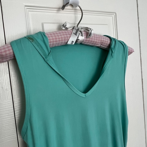 Sofibella Cinched Side Hooded Tennis Tank - Picture 5 of 8